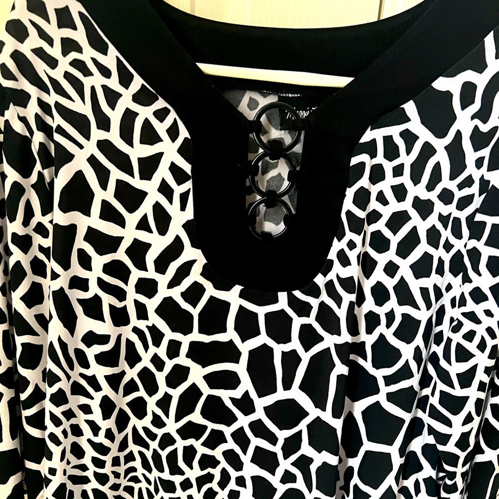 Beautiful black and white top. Three circles add to the sexiness of the top.